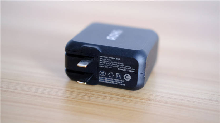 设计|给背包“减负”：Aohi Magcube 100W氮化镓充电器一个顶俩！