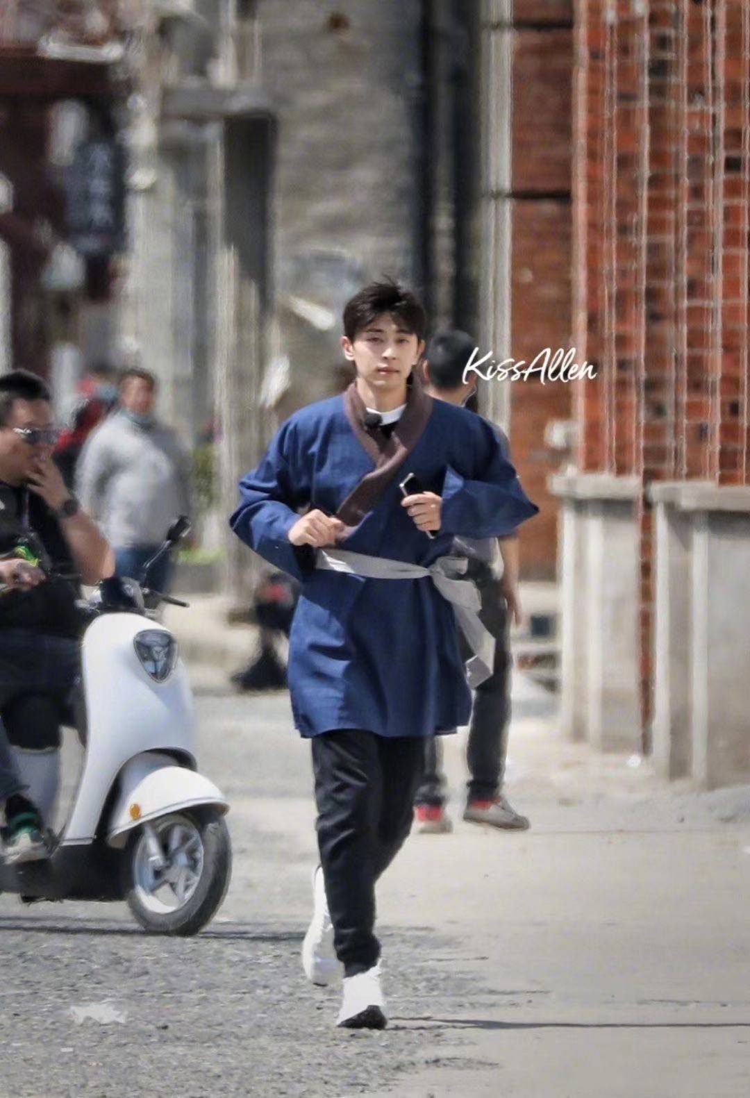 邓伦|继龚俊之后，李现也录制《极限挑战》，邓伦多次和顶流同框压力大