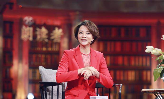 西装 董卿担任嘉宾评委，穿“干部”西装利落有气场，独居C位太有份量