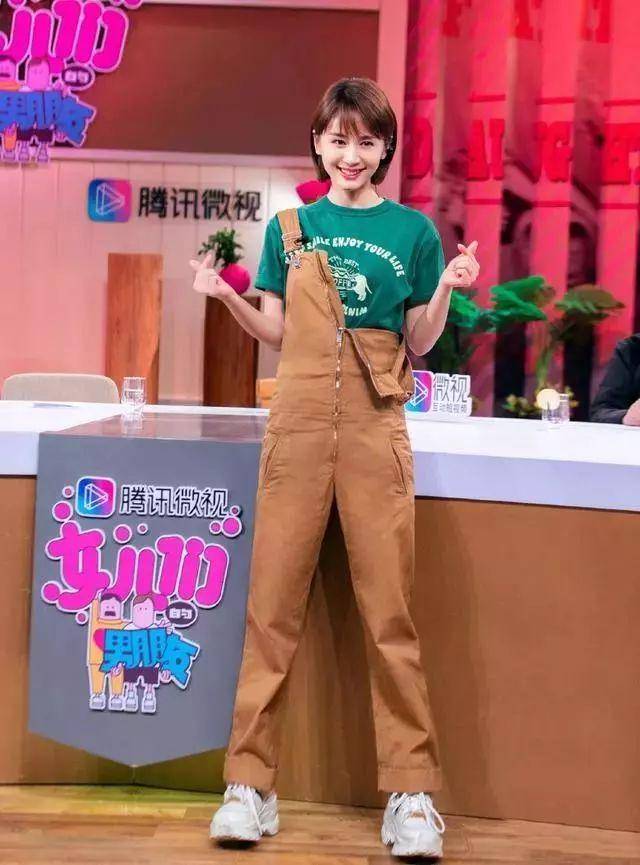 血色 王子文私服穿高开叉牛仔裙，明明是五五分的即视感却很时尚！