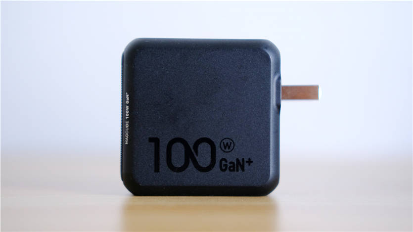 设计|给背包“减负”：Aohi Magcube 100W氮化镓充电器一个顶俩！