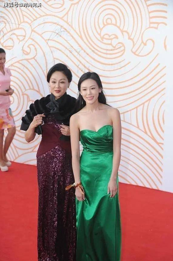 王姬携 王姬携女儿走红毯，穿暗色调服装当配角，女儿美得太惊艳