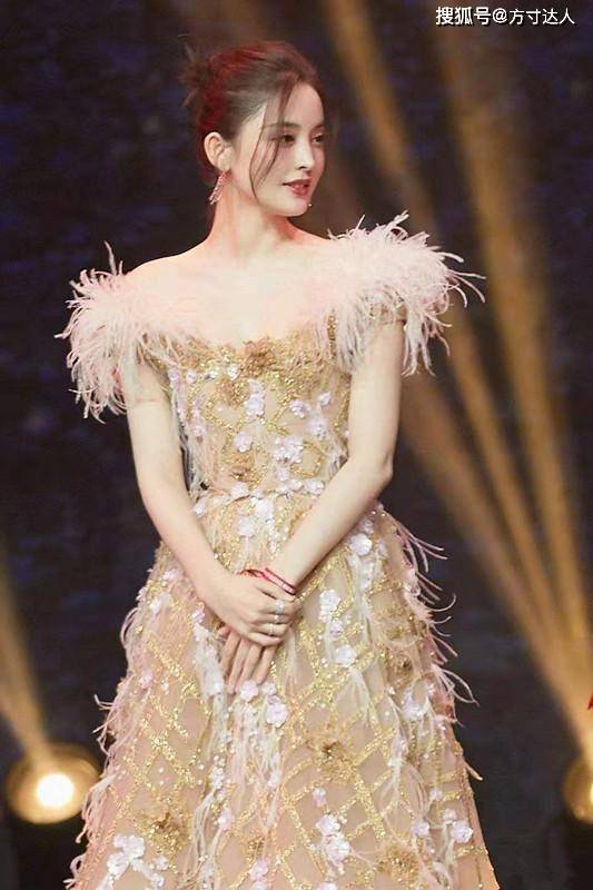 玲珑 古力娜扎令人惊艳，一身金孔雀造型宛如仙女，玲珑有致身材是一绝