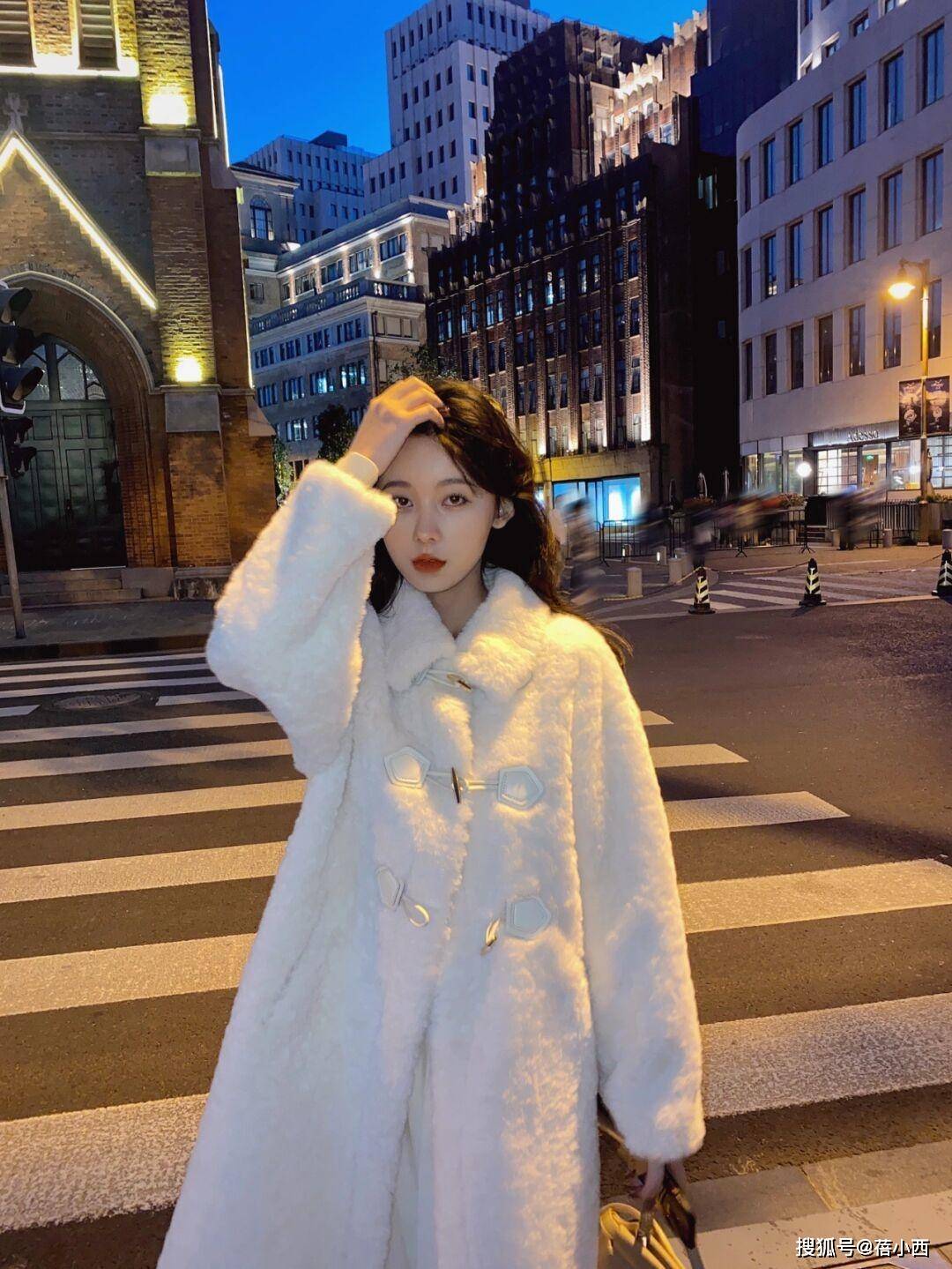 get 今冬get一件“白色羊羔绒外套”,软软糯糯拿捏温柔感,让人心动