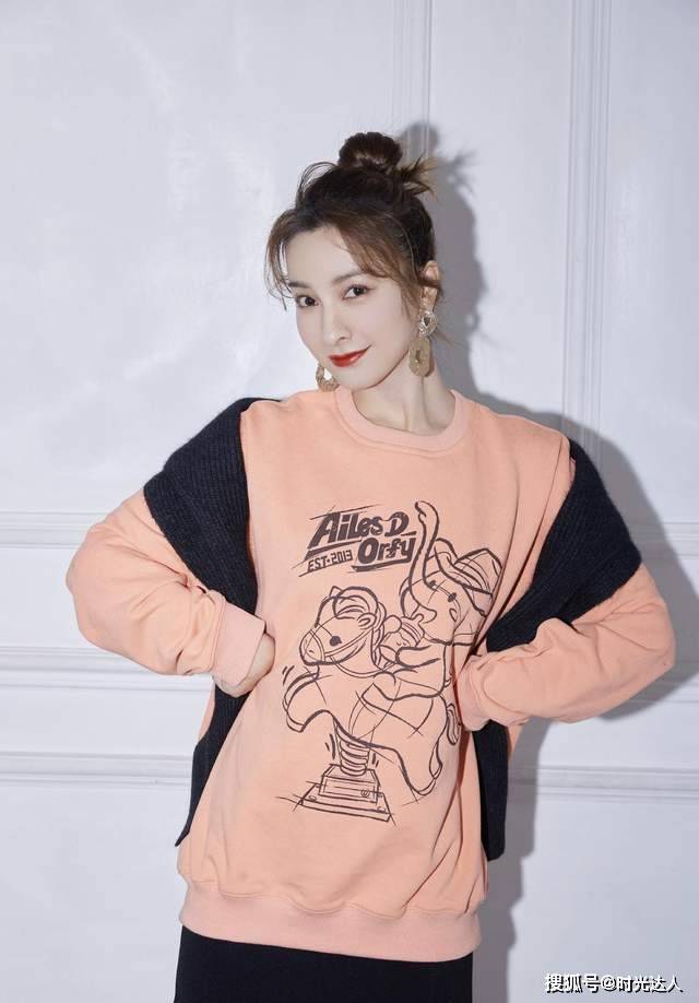 一身 吴昕做任何造型都不差，看她这一身混搭风格，换了别人穿就逊色了