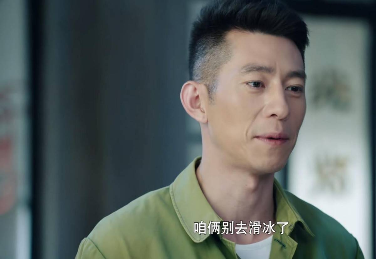 一年前鲁诺在《巡回检察组》中饰演张一苇,一个表面看起来纨绔又不