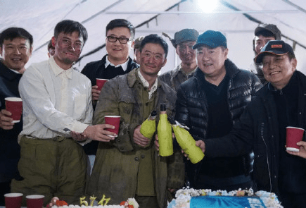 吴京再|《长津湖》续集幕后照曝光！易烊千玺吴京再现战损妆，期待值拉满