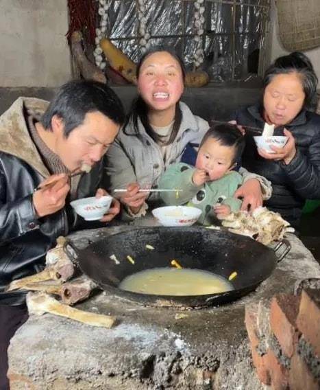 牛爱芳小春花是“假夫妻”？疑似正牌牛嫂现身，身怀六甲没龅牙封面图