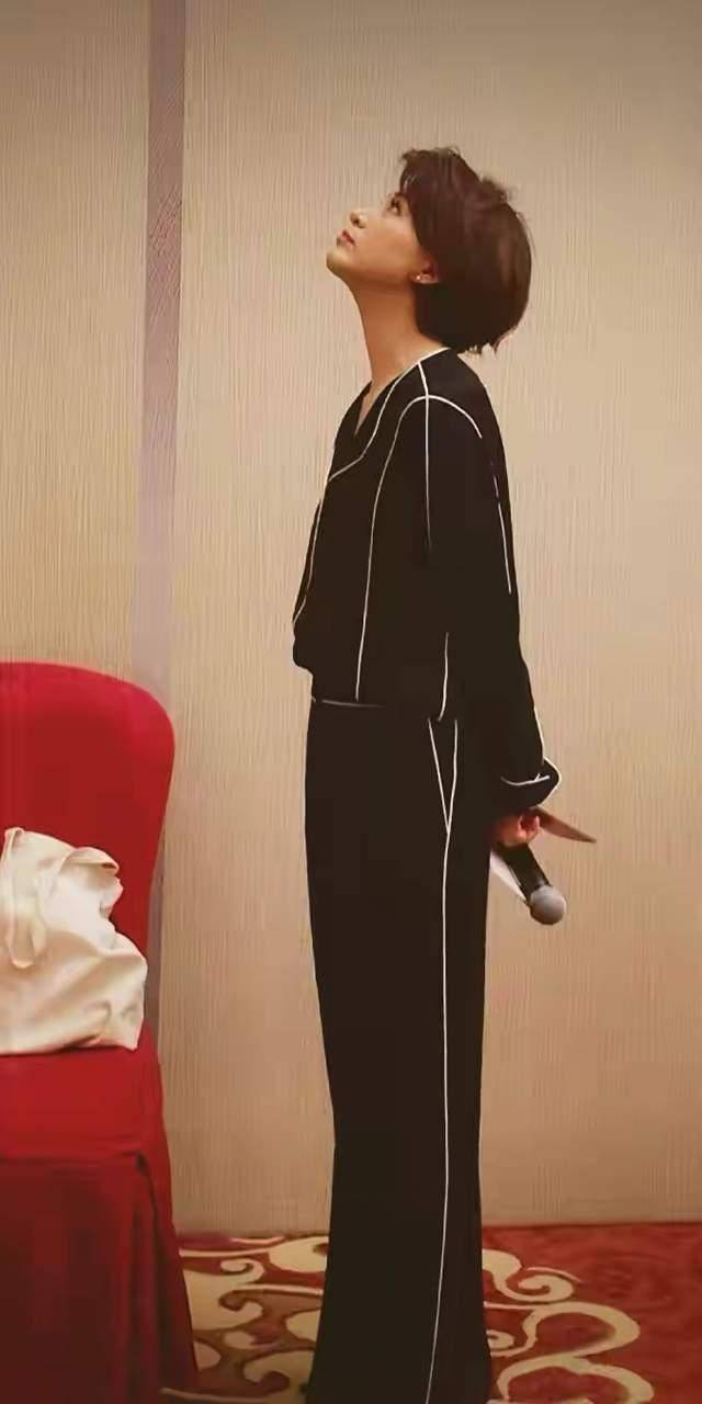 黑色 颜值高就是任性，董卿穿睡衣风衬衫配阔腿裤，更具优雅女人味