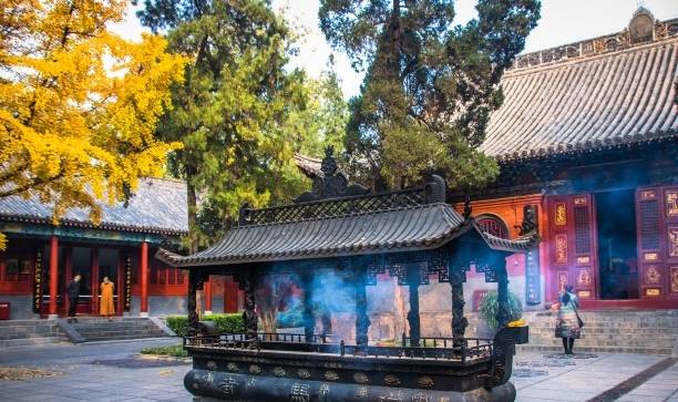 河南洛阳白马寺，建有众多异域佛教建筑，游客仿佛来到了东南亚