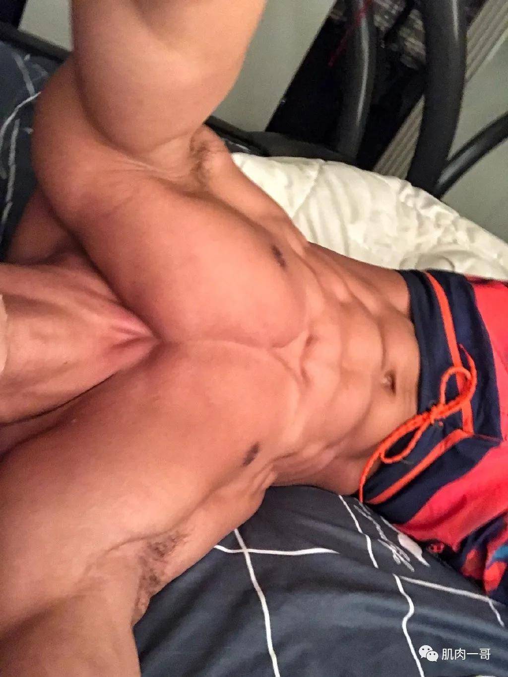 健身|180cm健体冠军拍肌肉写真走红，这肉体太撩了
