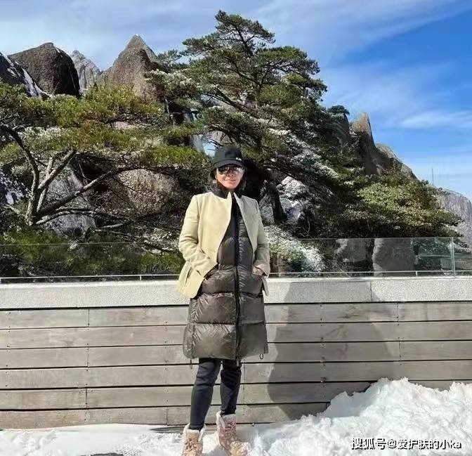 显高 刘嘉玲果然是人到中年,羽绒服外面还要加个棉服,保暖够实在的