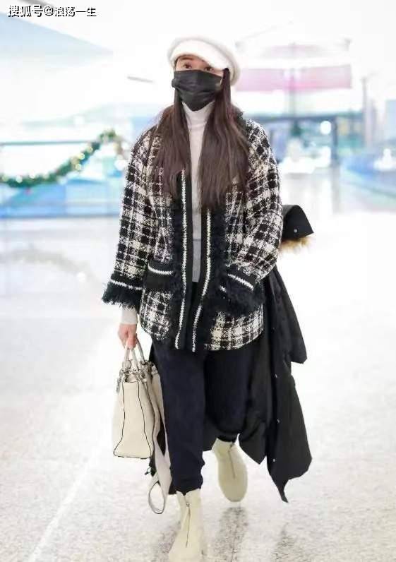 黑色 52岁伊能静真洋气，穿格纹外套还背羽绒服，像是披了条“毯子”