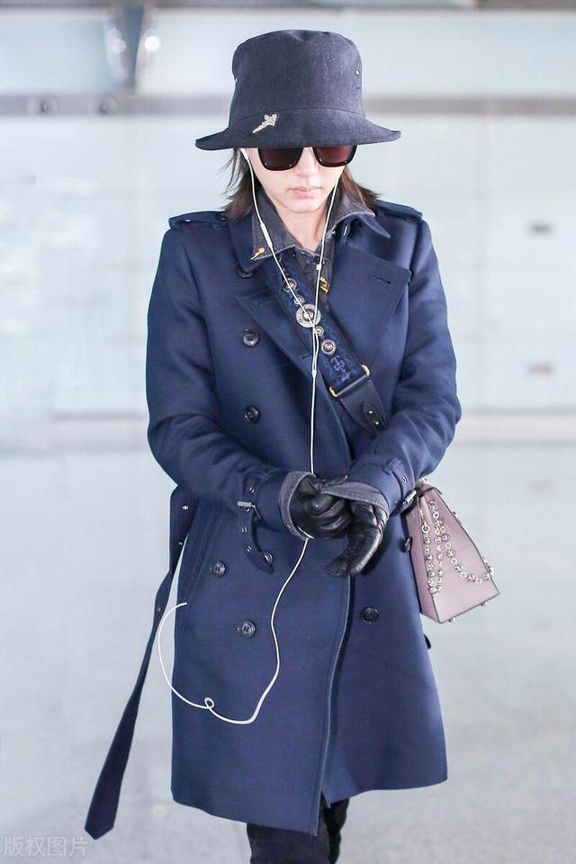 模板 王子文才是小个子穿搭模板,深蓝色风衣配修身长靴,显高又洋气