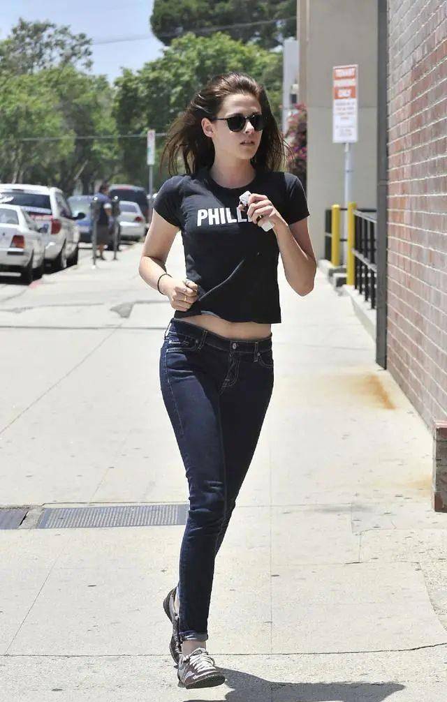 漂亮|《斯宾塞》上映,人间扳手克里斯汀身材诱惑,“维纳斯的酒窝”也太醉人了