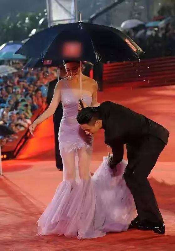 设计 张雨绮穿衣太大胆，浅紫色薄纱绕身缠几圈，美得招摇又时尚