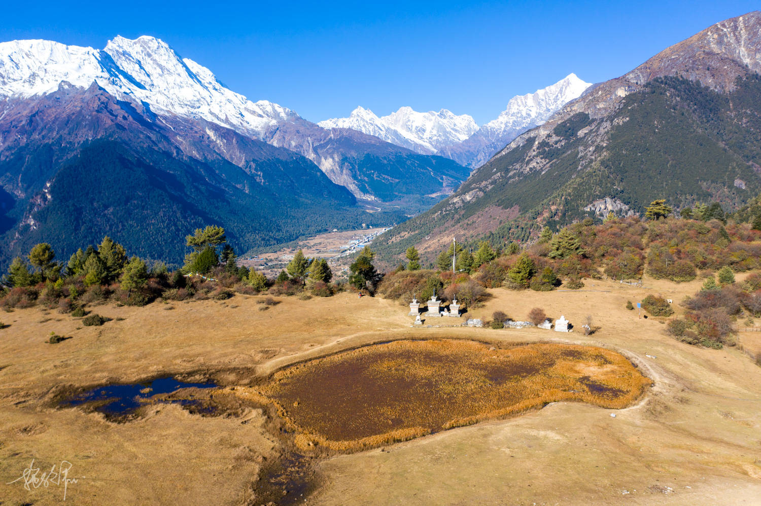 原创吉隆沟里惬意的一天四周都是雪山的乃村到尼泊尔风格的帕巴寺
