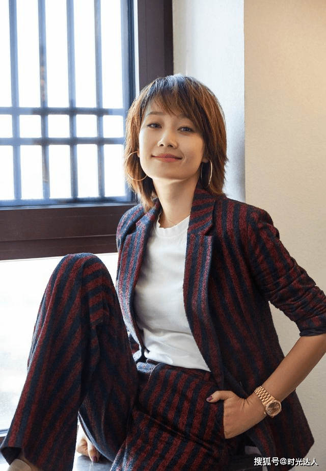 身材 马伊琍认真穿搭起来真高级，斗篷式连衣裙配中筒靴，气场开挂好美