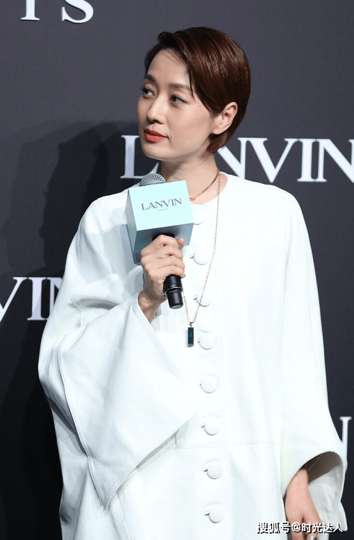 身材 马伊琍认真穿搭起来真高级,斗篷式连衣裙配中筒靴,气场开挂好美