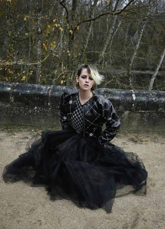 漂亮|《斯宾塞》上映,人间扳手克里斯汀身材诱惑,“维纳斯的酒窝”也太醉人了