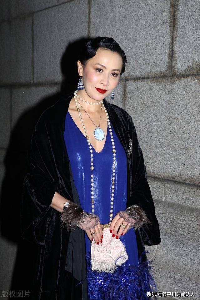 名媛 刘嘉玲真有名媛范,穿蓝色连衣裙披黑色大衣,气质美艳又高级