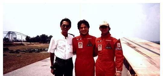 电影|成龙邀五大导演拍摄霹雳火，毁了百余辆赛车，却让嘉禾倒赔一亿多