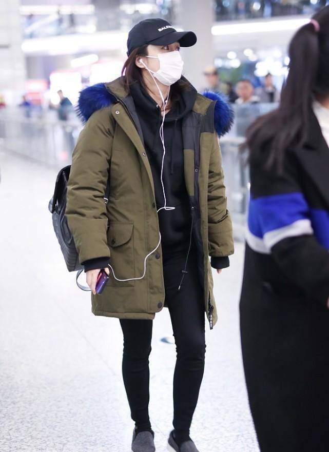 老公 刘芸在老公身边像个孩子，穿宽大棉服系错扣，意外显得挺有个性