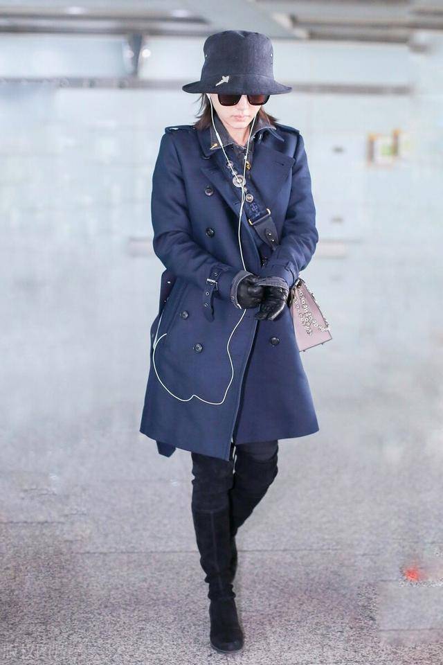 模板 王子文才是小个子穿搭模板,深蓝色风衣配修身长靴,显高又洋气