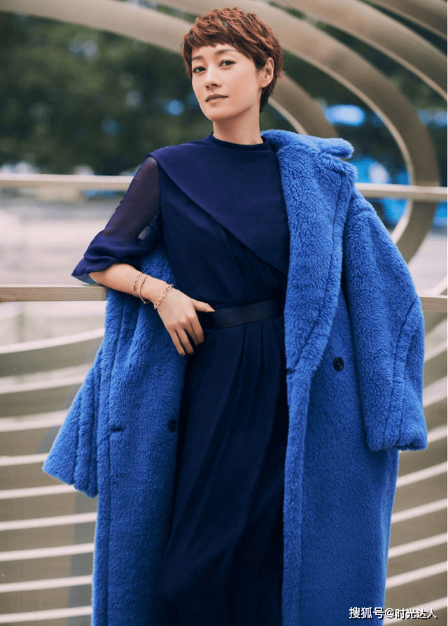 身材 马伊琍认真穿搭起来真高级,斗篷式连衣裙配中筒靴,气场开挂好美