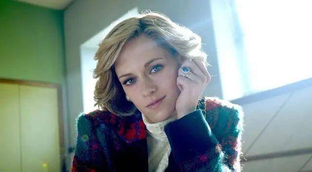 漂亮|《斯宾塞》上映,人间扳手克里斯汀身材诱惑,“维纳斯的酒窝”也太醉人了