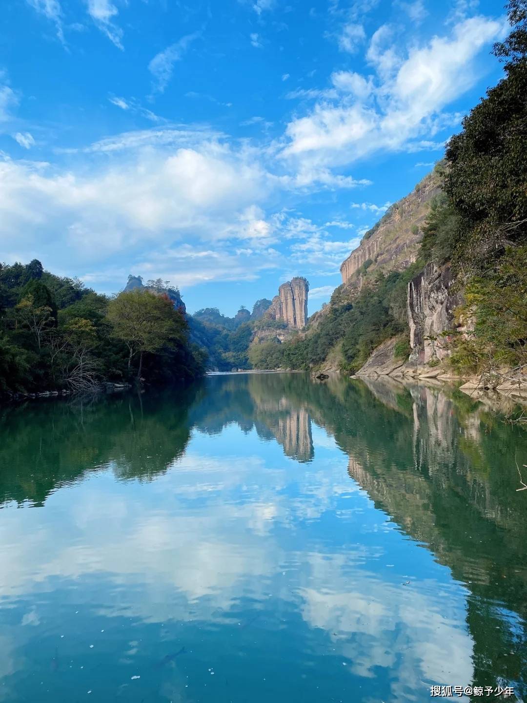 福建第一名山武夷山,因其独特的丹霞地貌,吸引着大批游客前往_溪流