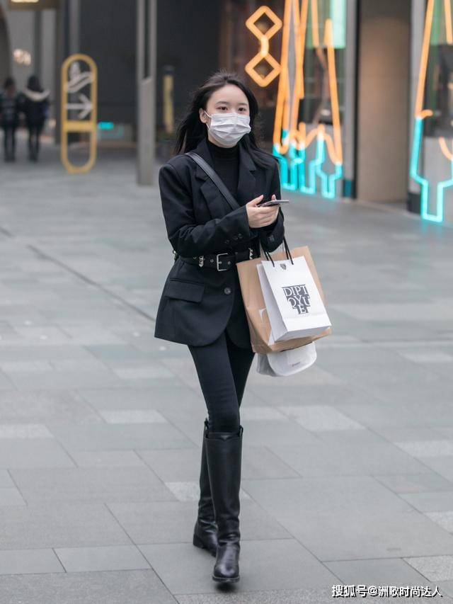 黑色 秋冬,“小黑裤”怎么穿不普通?选对款式是第一步,配色才是关键