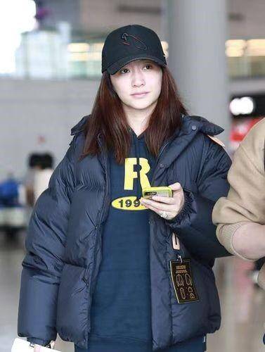 卫衣 李小冉这气质绝了,搭配面包羽绒服也藏不住美,这颜值太“抗打”