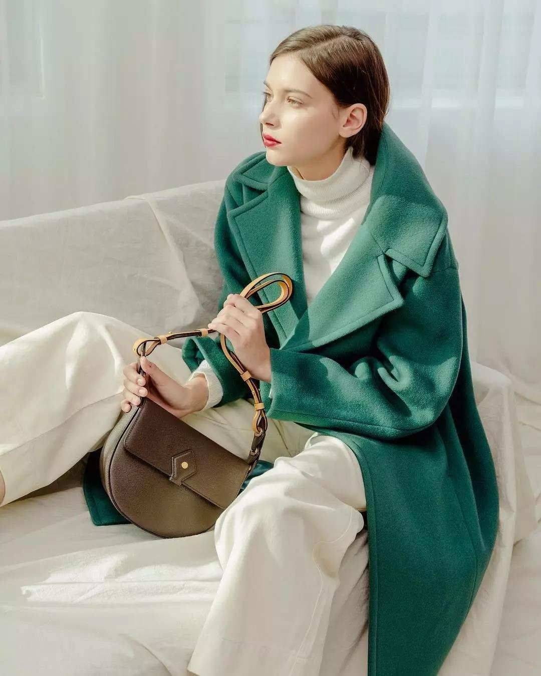 细节 四五十岁女人，如果被廉价感“内搭”拉低气质，外套再高级也没用