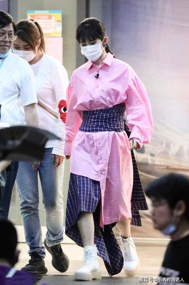 帆布鞋 谢娜玩起了“混搭风”，衬衣裙+马丁靴又美又飒，看着不像孩子妈