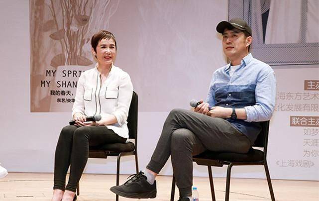 服装 蒋雯丽的衬衫搭配