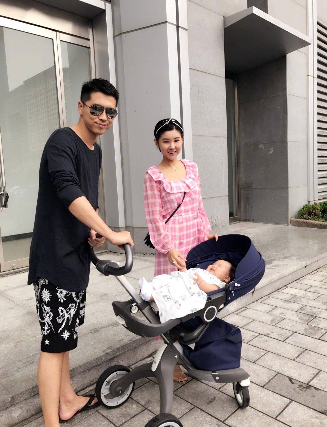 鼻子 李小萌3岁儿子近照曝光,和妈妈穿母子装,小手揉鼻子模样萌翻了