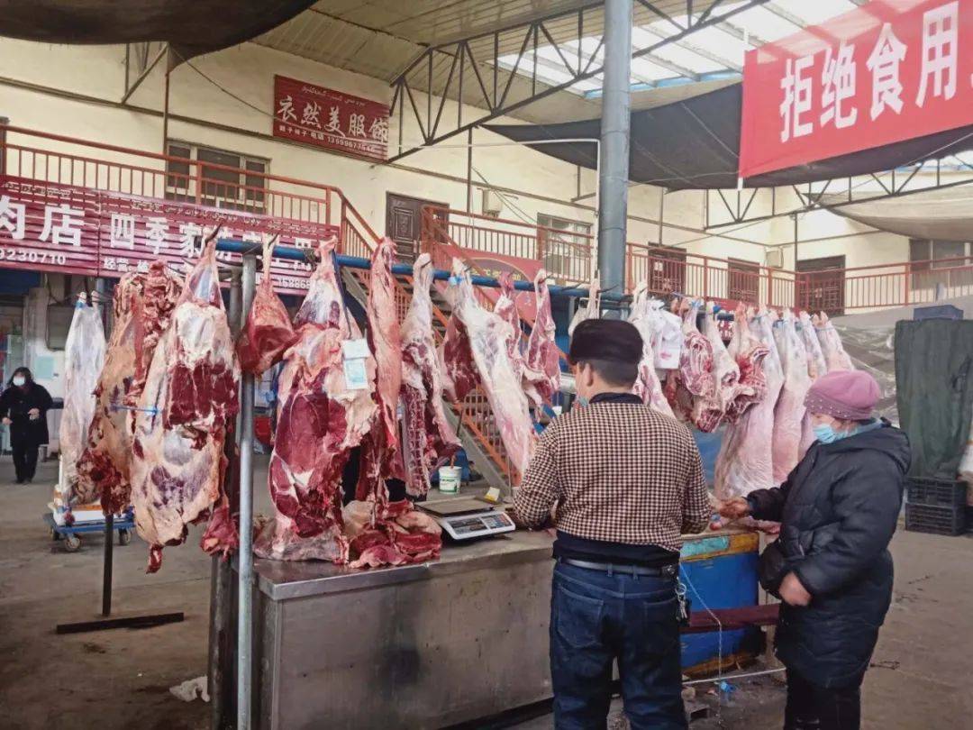 一大早,新鲜的牛羊肉被整齐的挂在架子上,不同部位的肉,价格往往餐