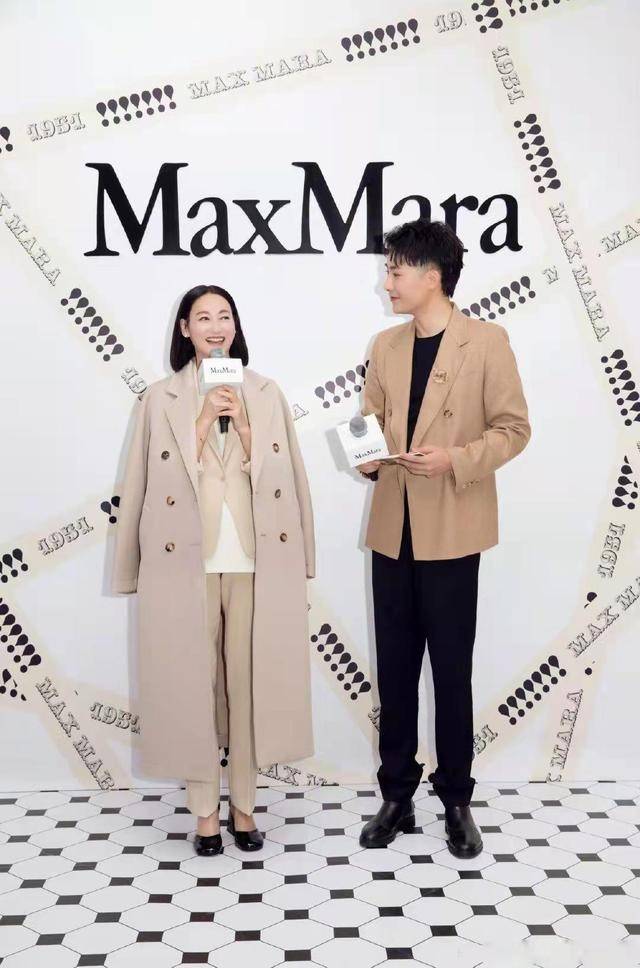 大衣 61岁惠英红不服输，大衣配西装走潮流风，衣品人品双在线