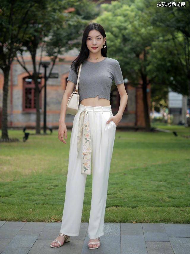 卫衣 入秋后穿什么?试试这款“小白裤”,时髦有型,搭西装卫衣都好看