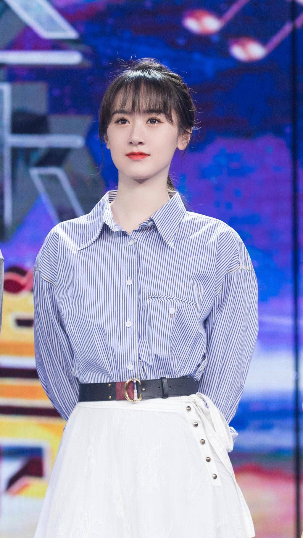 初恋 袁冰妍哪像28岁的人，蓝色衬衫+白纱裙，清新得宛如初恋女孩