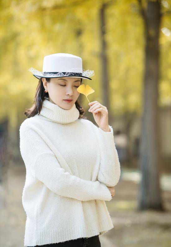 风衣 央视主持刘芳菲打卡北京城，穿黑风衣配贝雷帽，站城墙外韵味十足