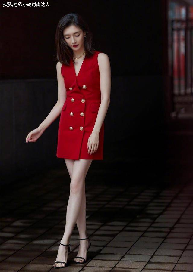 Top 精致的女人很少穿小黑裙,都爱上了这条“姨妈裙”,看倪妮就知道