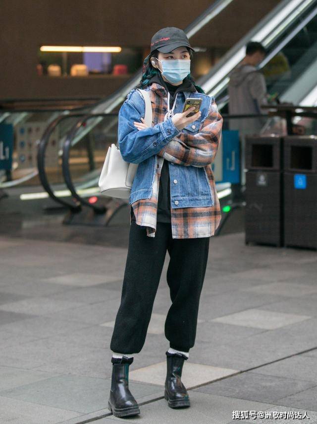 黑色 秋冬,“小黑裤”怎么穿不普通?选对款式是第一步,配色才是关键