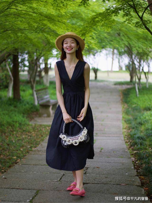 帆布鞋 初夏，“连衣裙”这样穿，气质优雅又时髦，每天出门不重样