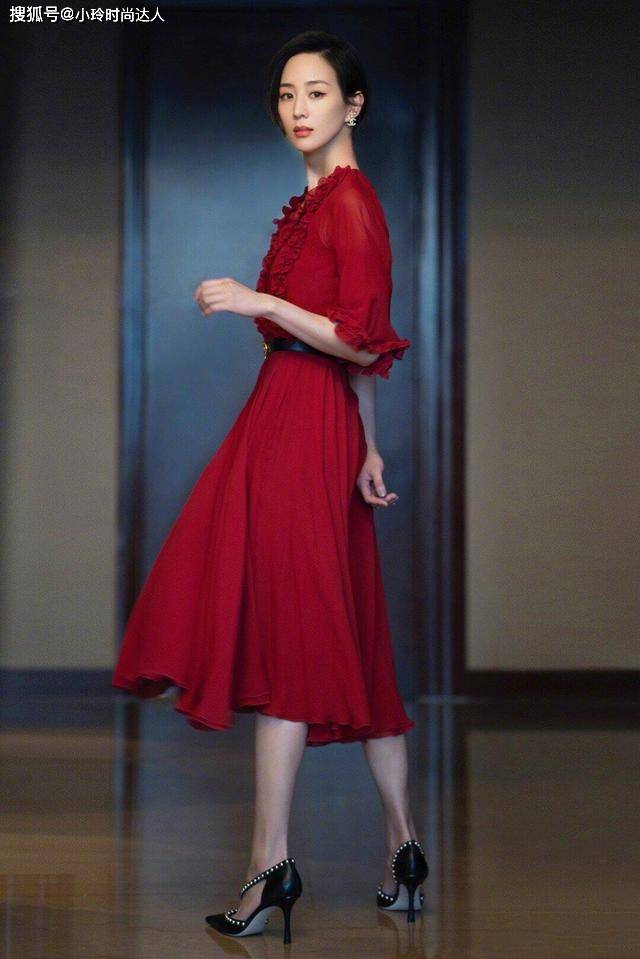 Top 精致的女人很少穿小黑裙,都爱上了这条“姨妈裙”,看倪妮就知道