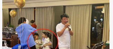阅读文章|王楠43岁生日宴现场曝光，抱一双儿女亲热合影，老公献唱却受冷落