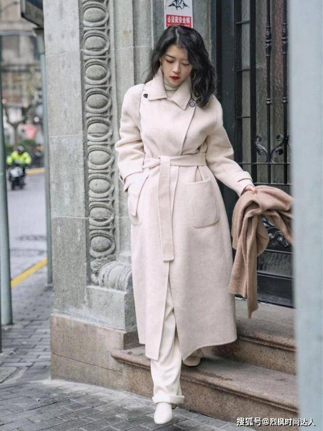 显得 女人到了中年，尽量少穿大衣打底裤，学三木博主这样穿，优雅时髦