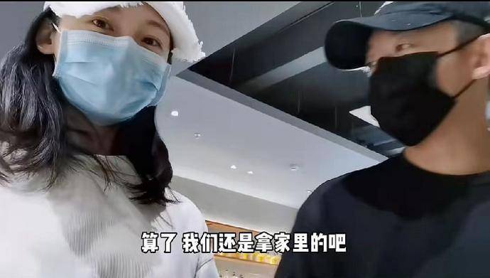 苗苗 苗苗晒与郑恺逛街,穿情侣装手牵手太甜蜜,被三百多一双筷子惊到