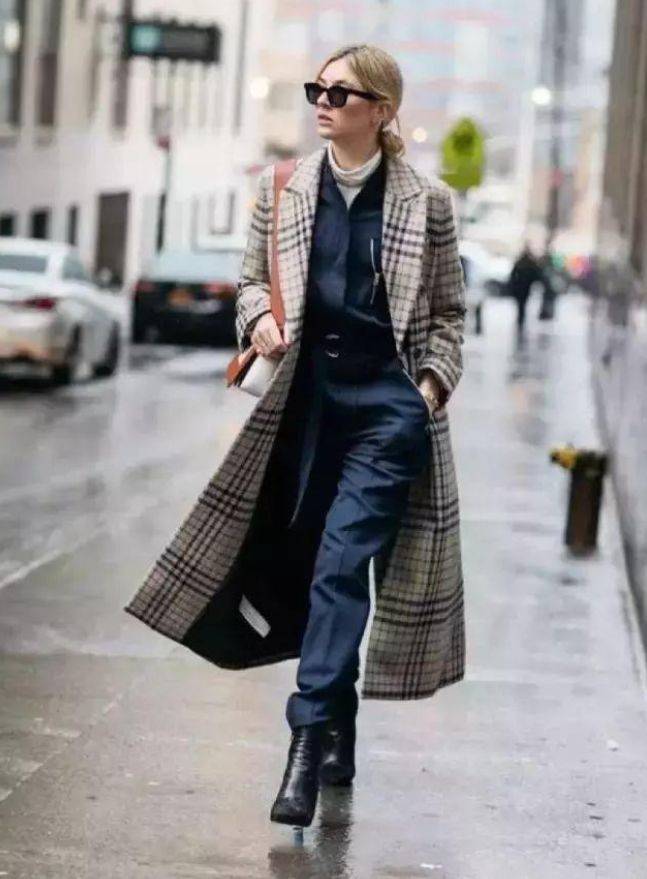 整体 “大衣+高领毛衣”才适合中年女人,5种叠穿方案,时髦整个冬天